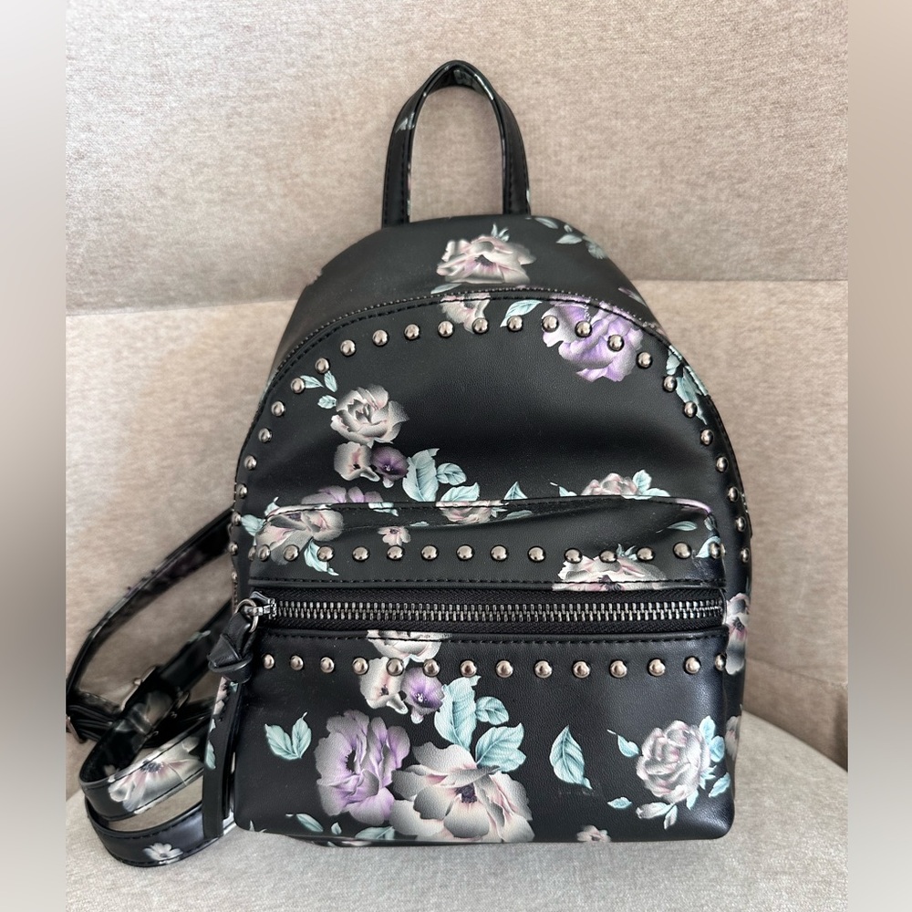 Mini backpack with flowers, double pocket.